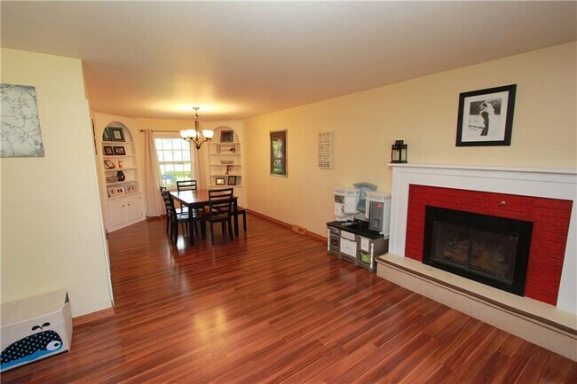 Building Photo - 4 Bedroom, 1.5 Bathroom Beautiful Home - You do not want to miss this one!