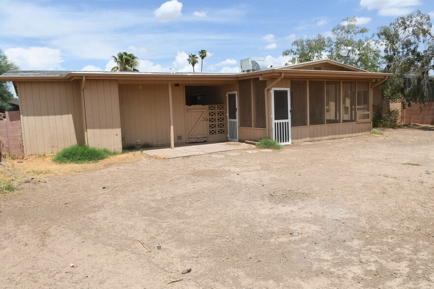 Building Photo - 3165 W Altadena Ave