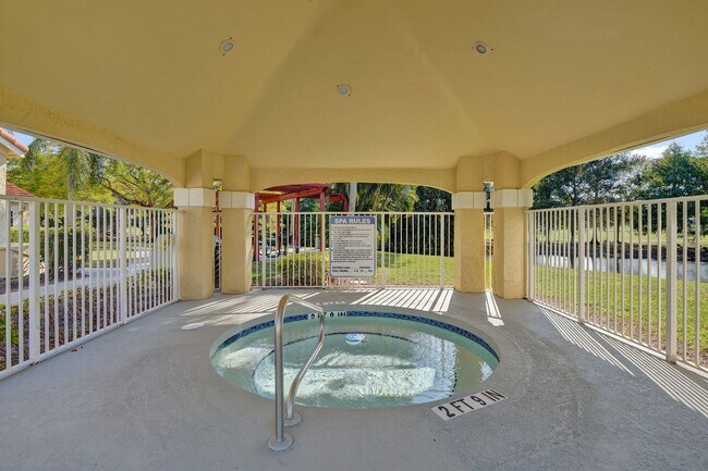 Building Photo - Remodeled 2 Bedroom / 2 Bathroom Condo with Lake View – Great Location