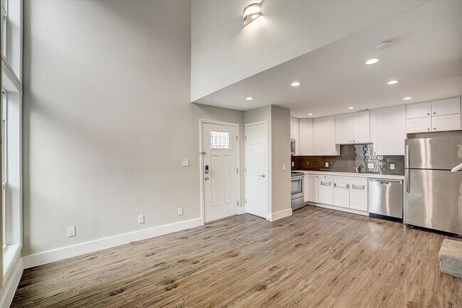 Building Photo - 935 La Posada Dr