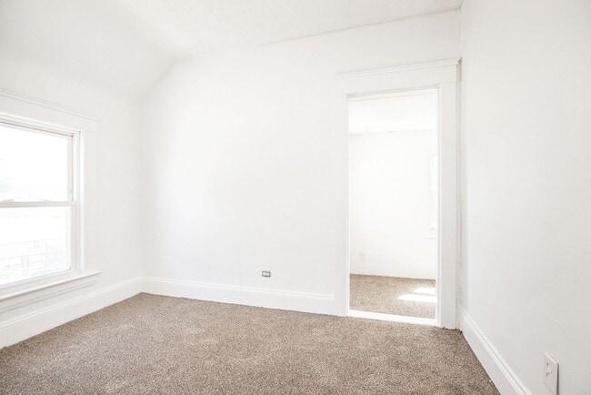 Building Photo - 3 BED 1 BATH BEAUTIFUL SINGLE FAMILY HOME ...