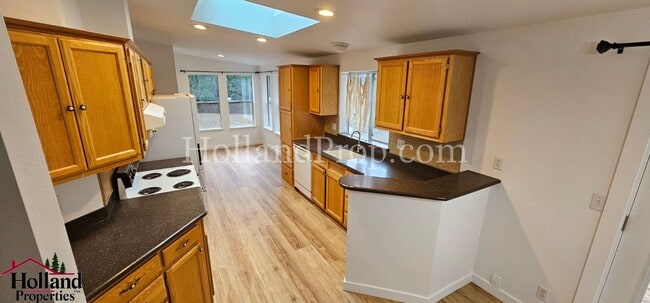 Building Photo - Lovely 3 bedroom 2 bathroom home in Beavercreek! Enjoy the Comfort, Serenity and Great Space!