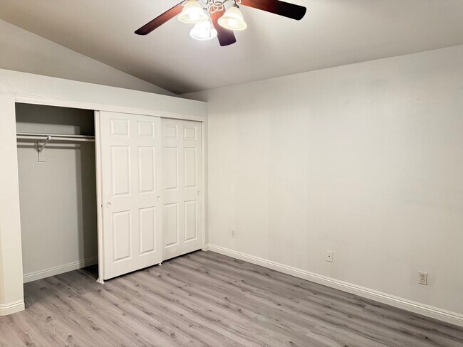 Building Photo - 5817 Lenapee Ct