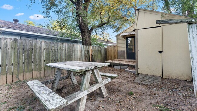 Building Photo - "Cozy 1-Bed Oasis in Springdale: Perfect B...