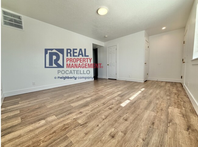 Building Photo - 3 Bedroom 1.5 Bath Apartment - 1 car garage