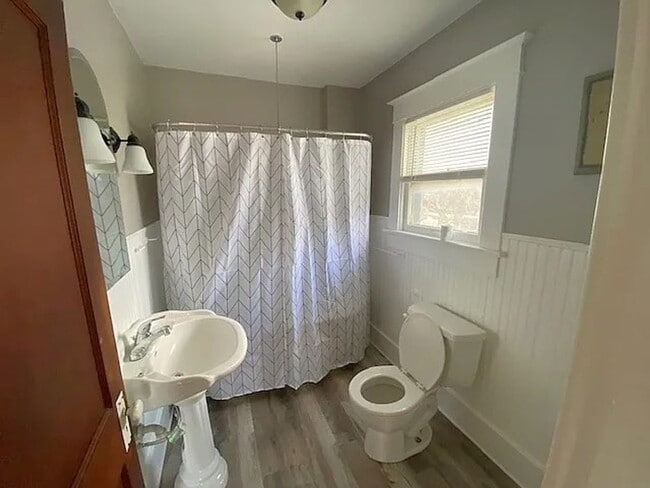 Building Photo - Big 2BR with appliances, nicely updated! Great for students or professor.