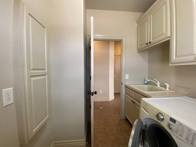 Building Photo - Broken Arrow Schools-Gated Community!