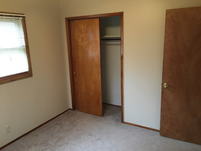 Building Photo - 1021 Valley Dr NW