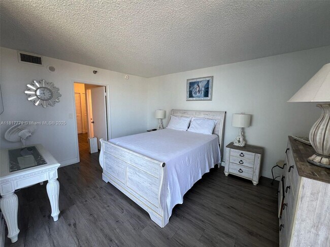 Building Photo - 20505 E Country Club Dr