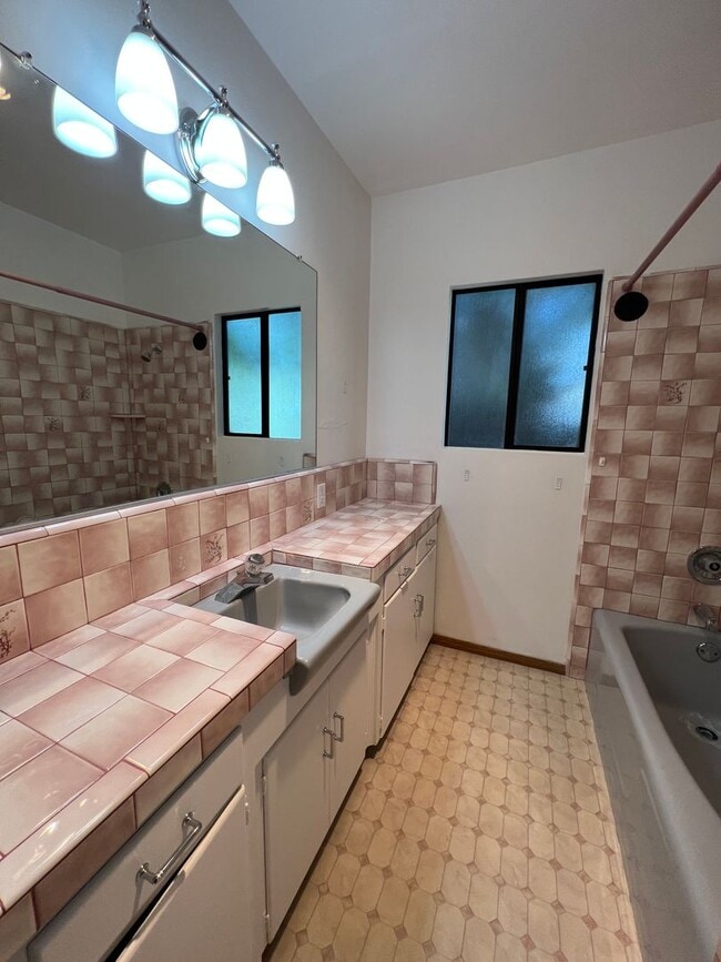 Building Photo - 3 Bedroom Midtown Ventura 1938 Charmer!