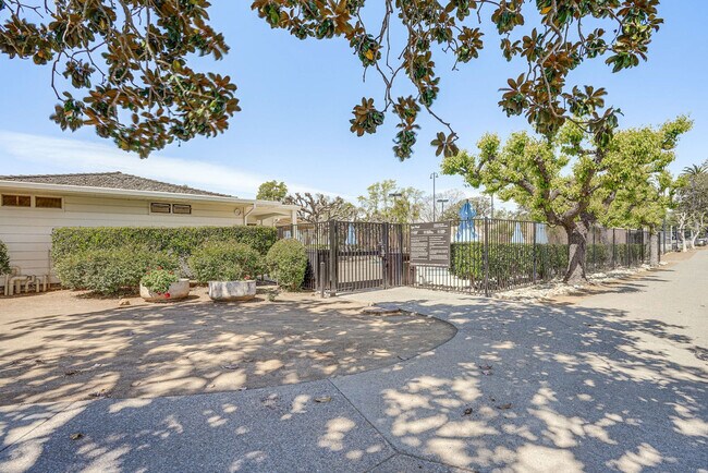 Building Photo - 760 Cottage Dr
