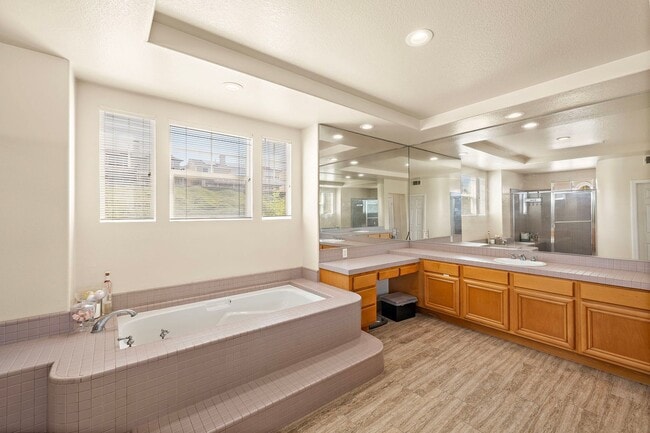 Building Photo - Stunning 4-Bedroom Home with Ocean and Catalina Island Views
