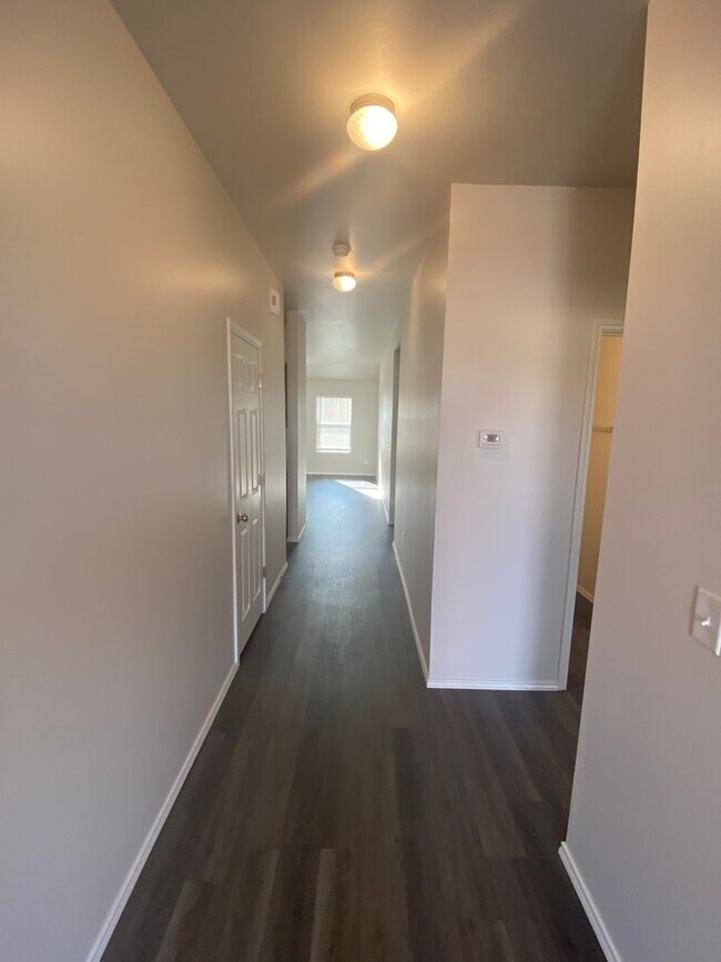 Building Photo - Pre-Leasing Now! Secure This Modern 3-Bedroom, 2-Bathroom Home in Shadow Valley