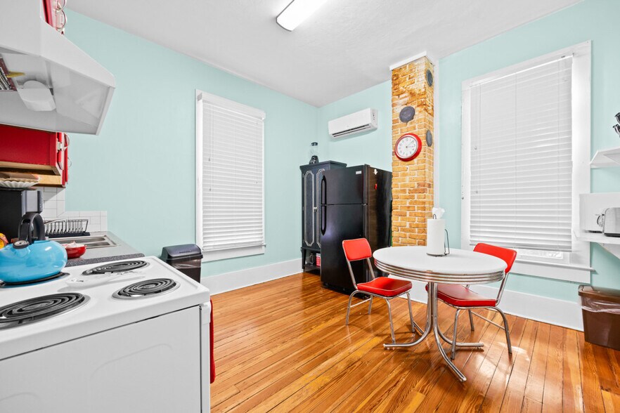 Building Photo - 715 SE 2nd Ave