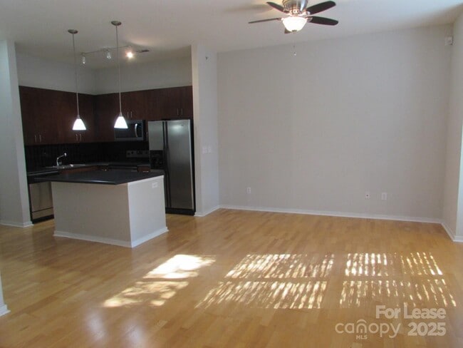 Building Photo - 2125 Southend Dr