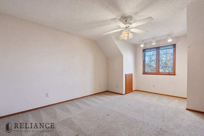 Building Photo - 220 N Yale Ave