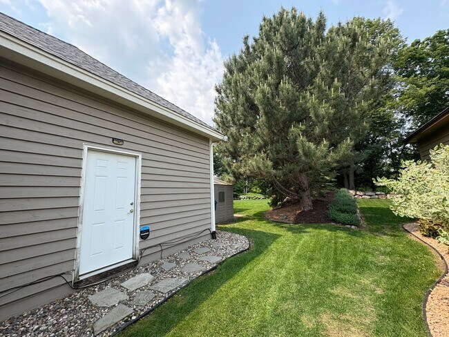Building Photo - 6560 Shadow Ln
