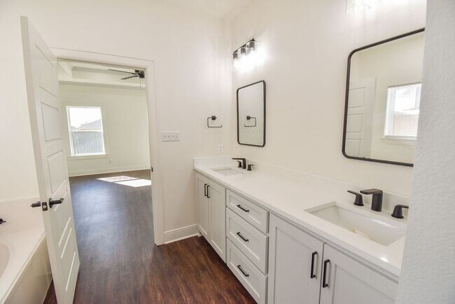 Building Photo - Tour Today! Stunning 4 Bedroom 2 Bath in W...