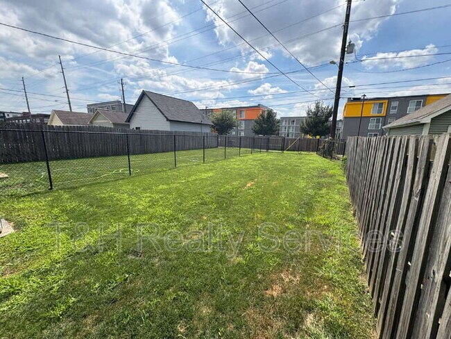 Building Photo - 1624 Yandes St