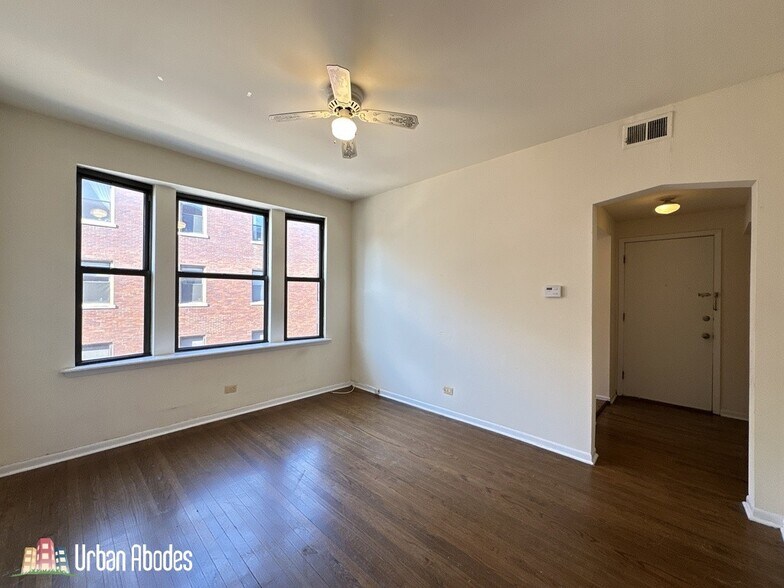 Building Photo - 3147 W Medill Ave