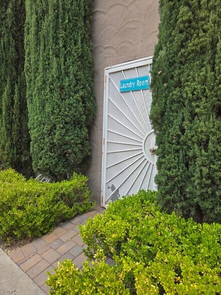 Building Photo - 9765 Dale Ave