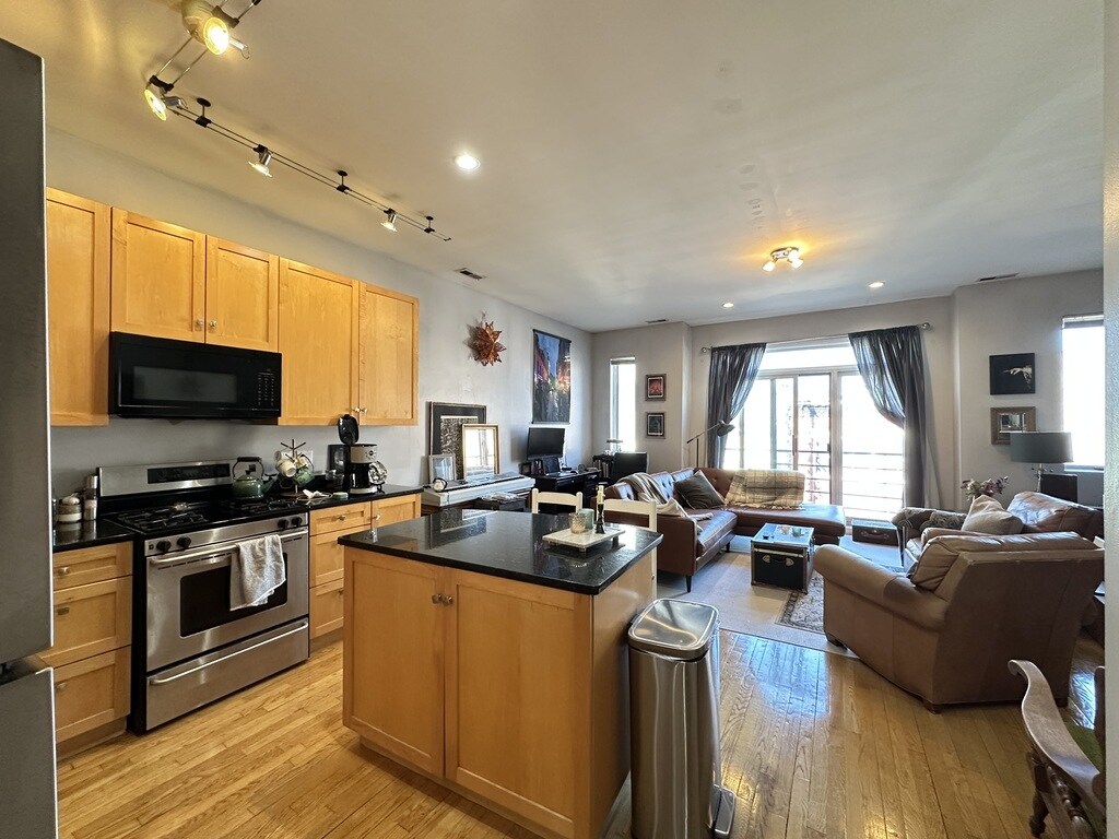 Building Photo - 1743 W North Ave