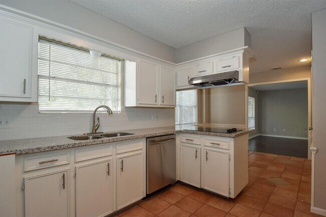 Building Photo - 1831 Willow Point Dr