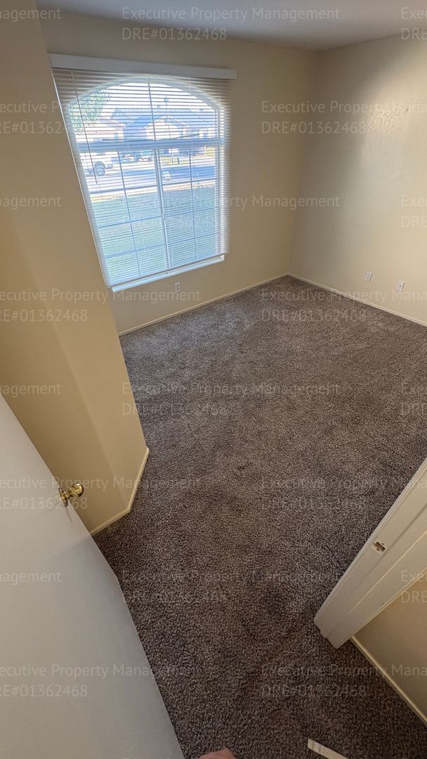 Building Photo - 4 bedroom 2 bathroom split wing home in North Bakersfield