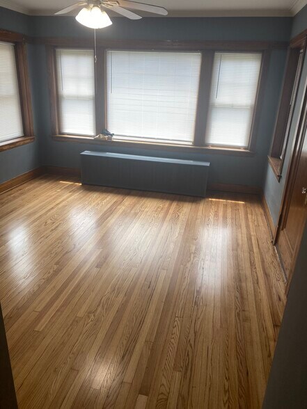 Building Photo - 5312 W Wrightwood Ave