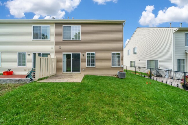 Building Photo - Beautiful 3 Bedroom 2 Bath Home in Lake in the Hills!