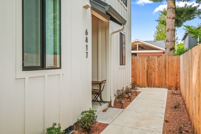 Building Photo - 6417 N Greenley Ave #4