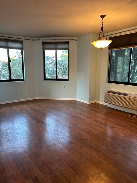 Dining area with 3 large windows - 115 Polifly Rd