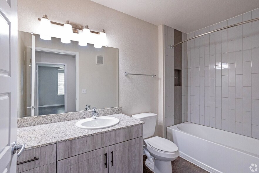 Building Photo - 3300 Oak Creek Dr