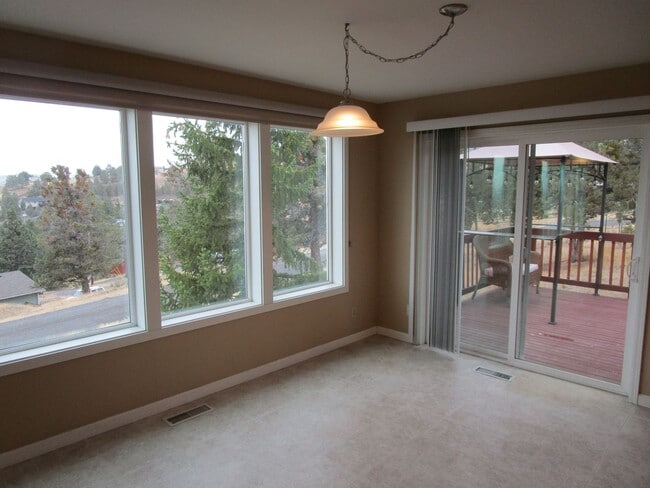 Building Photo - Spacious 2 Story, 2 Bedroom, 2 Bath Home on Corner Lot in Ochoco West Subdivision - Available Ear...