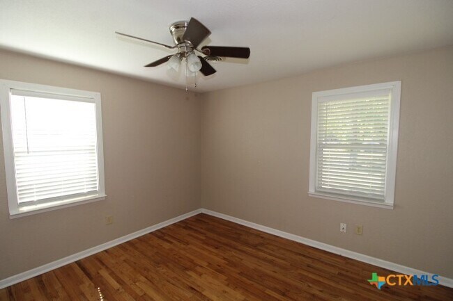 Building Photo - 802 S 15th St