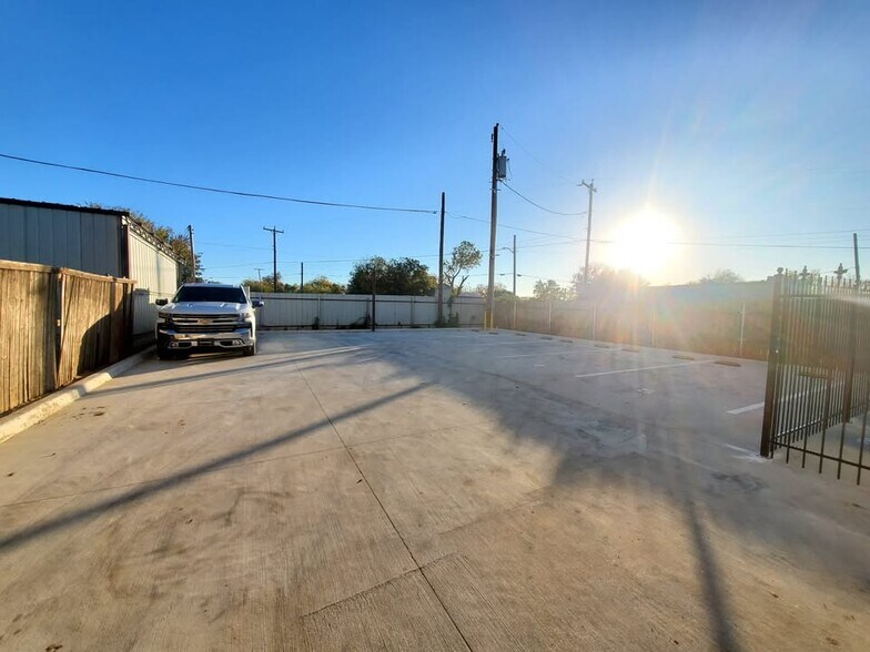 Building Photo - 2708 E Vickery Blvd