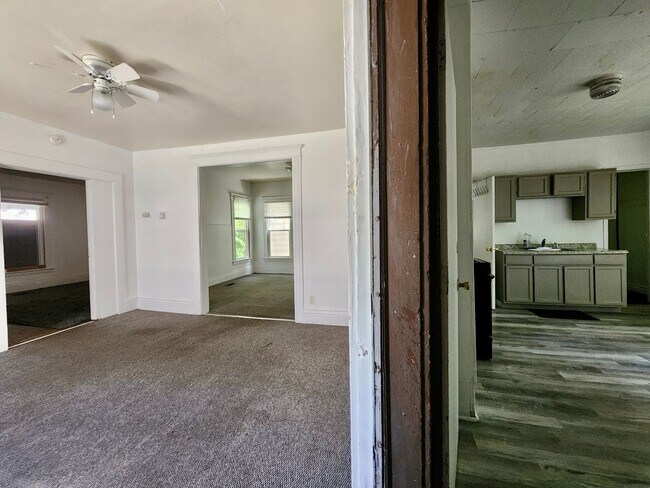 Building Photo - Spacious 5 Bedroom 2 Full Bath House | Front Porch | Back Yard | Off Street Parking | in-Unit Lau...