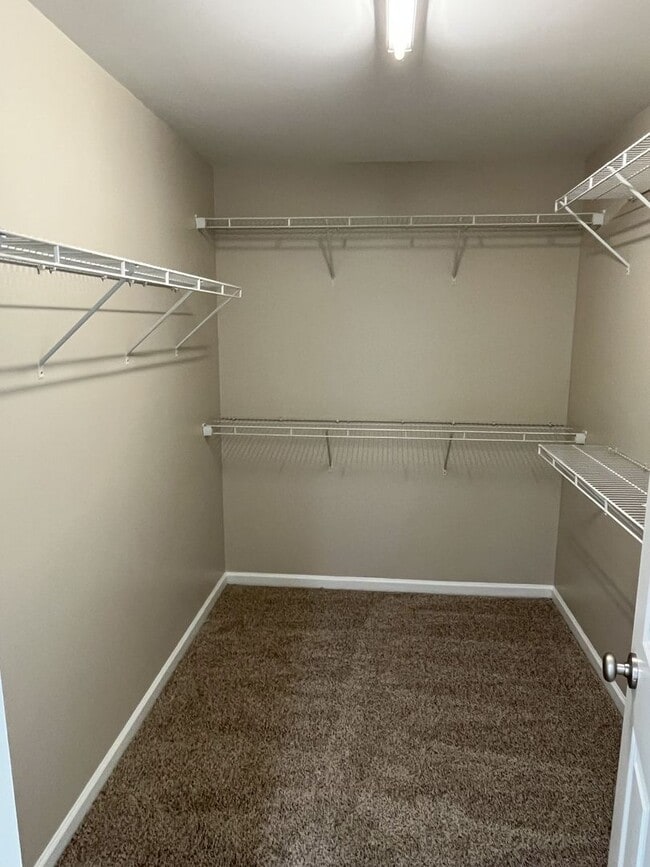 Building Photo - Great 4 Bed Home in Desired Winding Walk C...