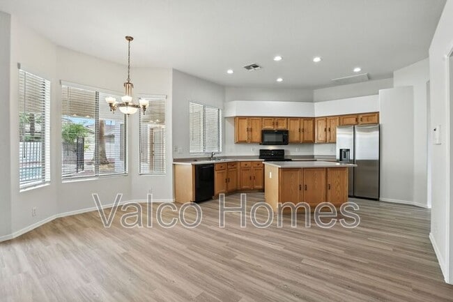 Building Photo - 8338 W Rose Ln