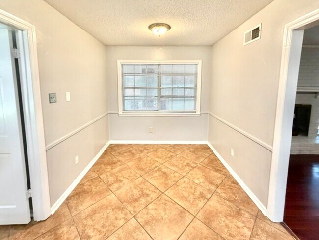 Building Photo - 5712 Robin Hop Ln