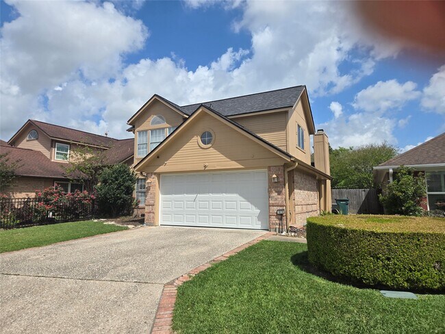 Building Photo - 1015 Green Meadow St