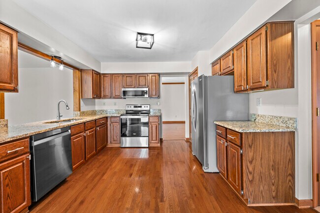 Building Photo - 38636 Rutgers Dr