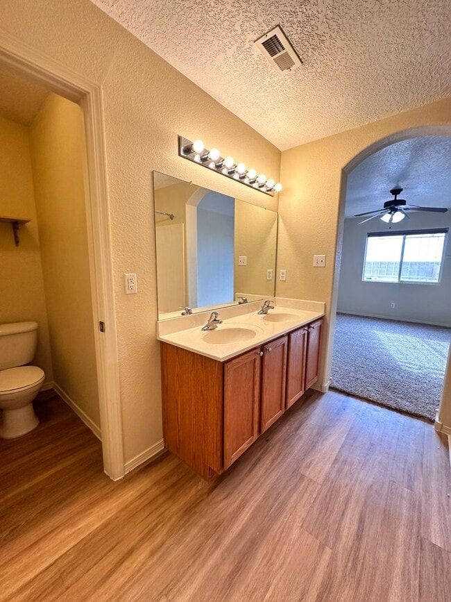 Building Photo - Super cute 3 bed 2 bath home in Huning Ranch. MOVE IN SPECIAL! 1/2 OFF 2ND MONTHS RENT!