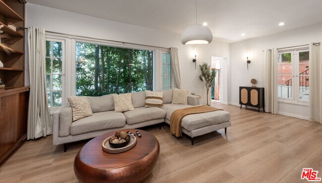 Building Photo - 237 S Doheny Dr