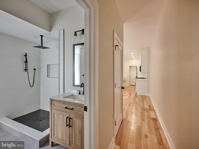 Building Photo - 32 S State St