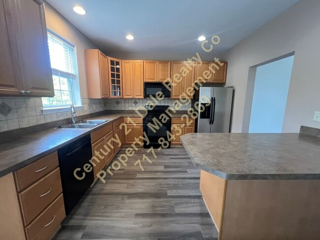 Building Photo - Beautiful 3 BR, 2.5 Bath home in Woodcrest Hills Condo located in Central York School District