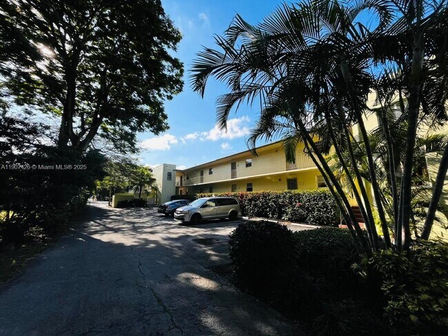 Building Photo - 520 NE 38th St