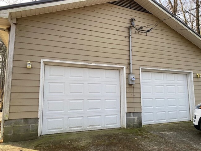 Building Photo - 3Bedroom 2 Bath House w/ attached Garage