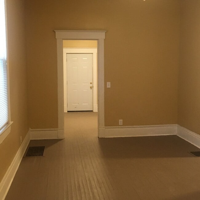 Building Photo - Large 3 bedroom one bath home