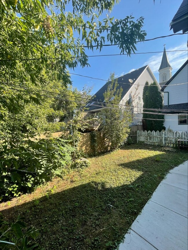 Building Photo - Private 2 Bedroom Cottage with Fenced Yard & In-Unit Laundry – Prime East Side Location!